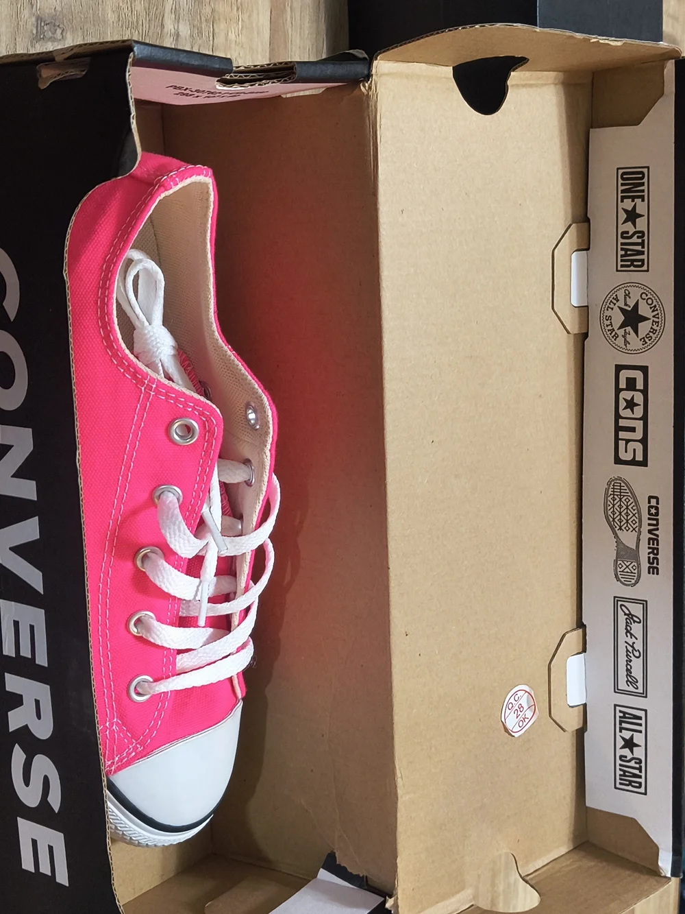 Converse Girls Low Top Canvas Sneakers in Hot Pink Size 3 New In Boxes
